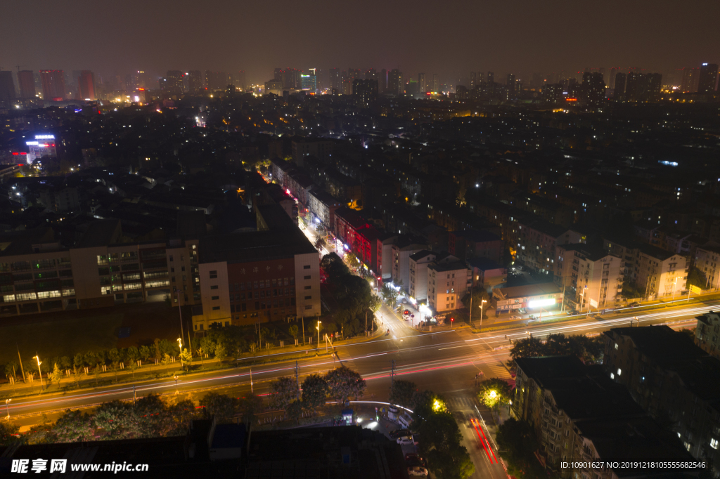 航拍城市上空车流夜景