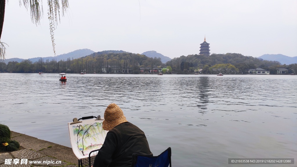 西湖雷峰塔画画的人