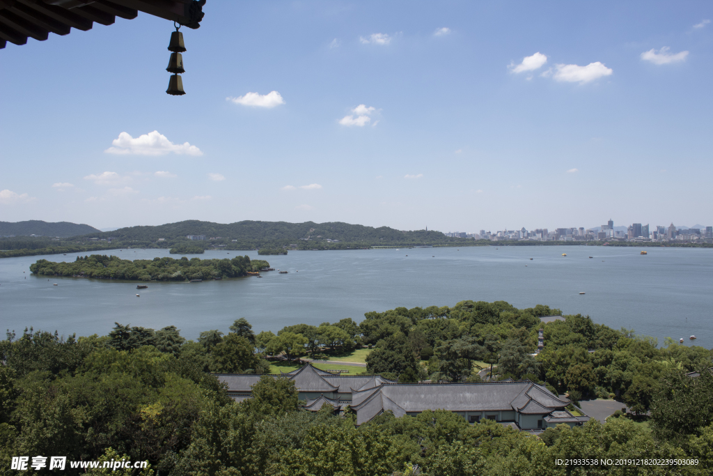 蓝天白云西湖雷峰塔