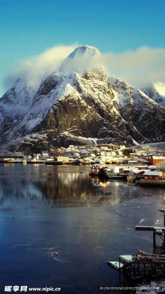 湖边雪山风景图片