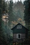 林中小屋山中一间小屋子