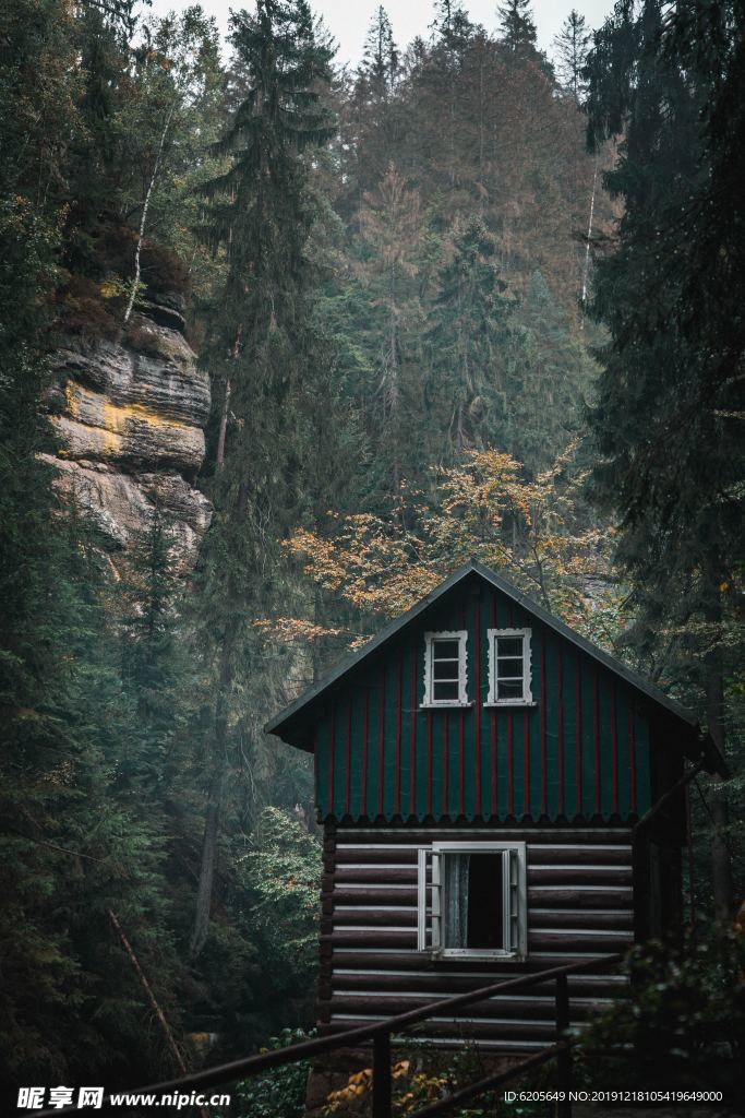 林中小屋山中一间小屋子