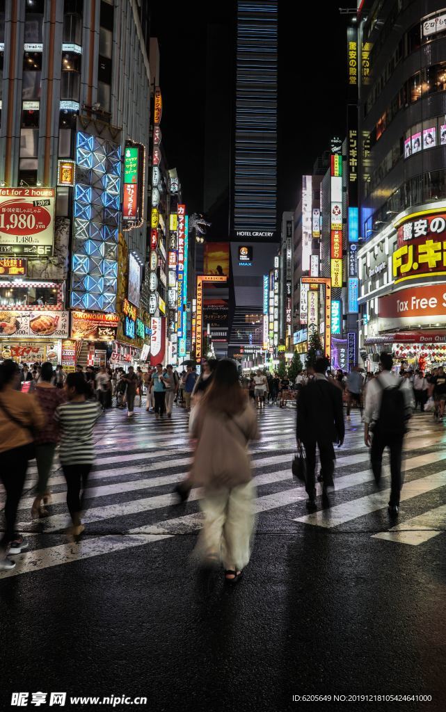 日本夜市十字路口街头