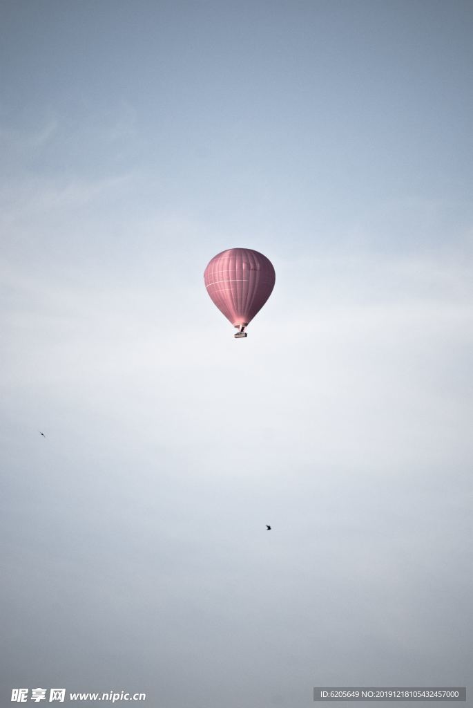 天空中的一个热气球