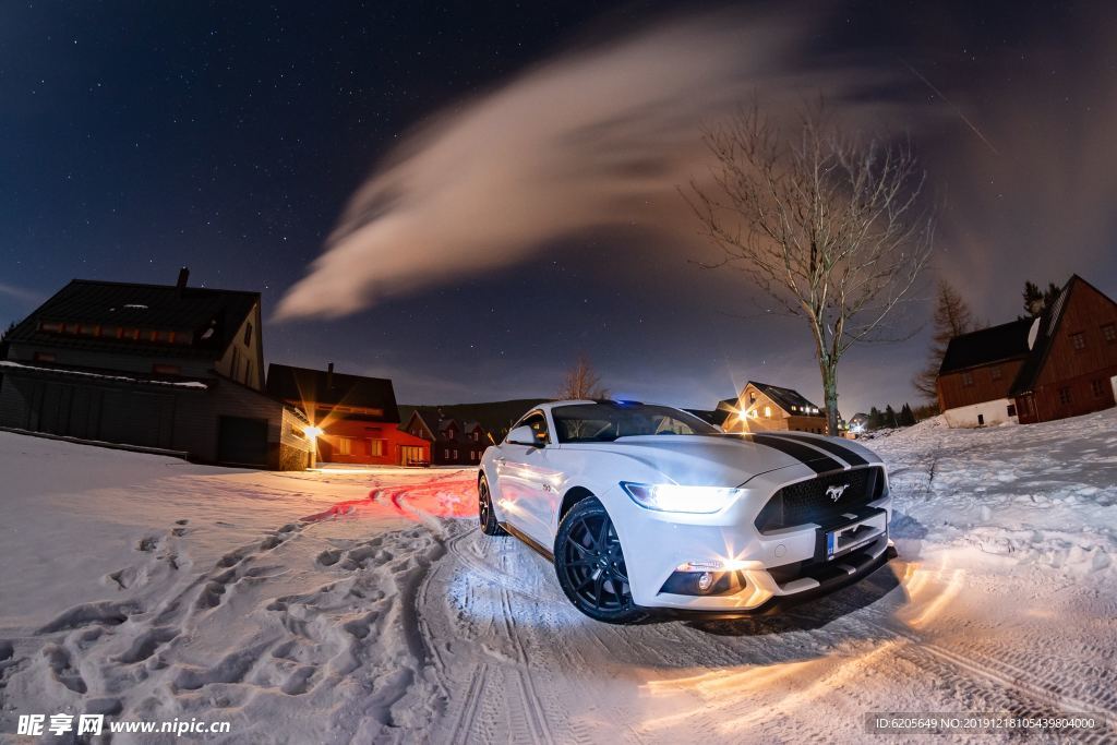 夜晚雪地上的福特野马汽车