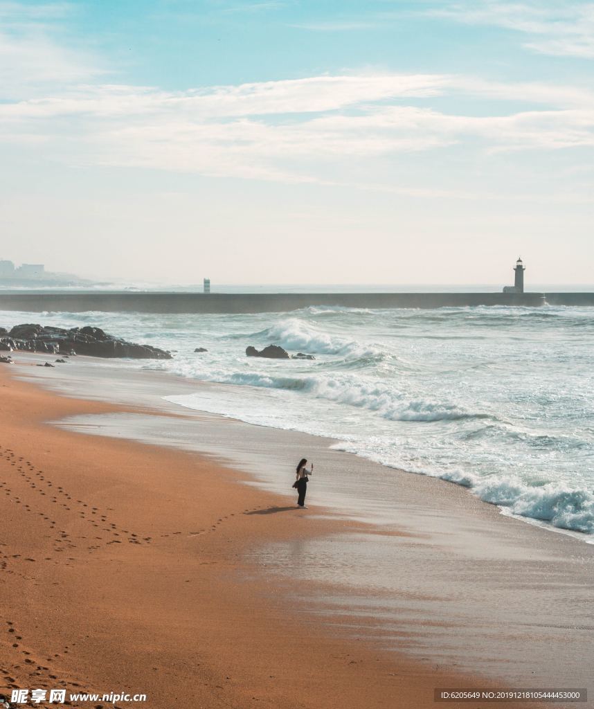 一个人行走在海边沙滩上