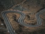 一条蜿蜒的山区赛道公路