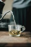 正在倒开水泡茶