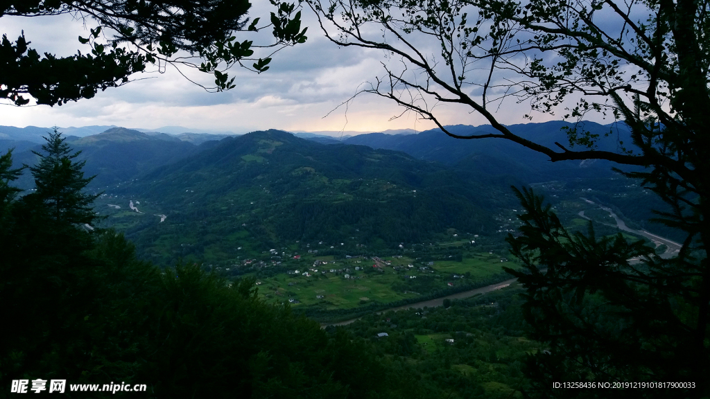 群山山谷风景树木天空