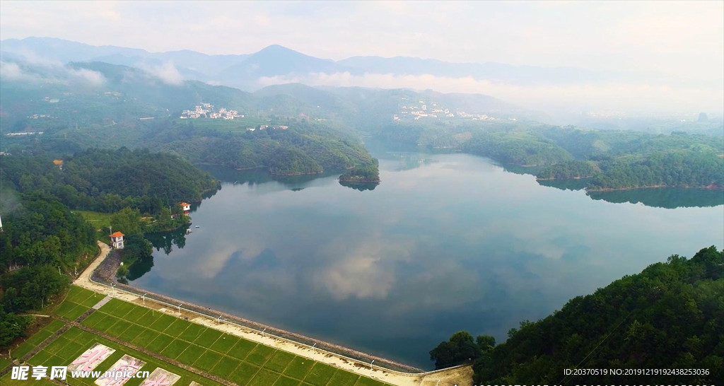 山川胡泊   宣传背景素材