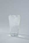 玻璃杯盛放的碳酸饮料