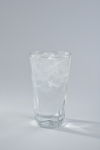 玻璃杯盛放的碳酸饮料