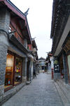 丽江古城街道两侧的老建筑店铺