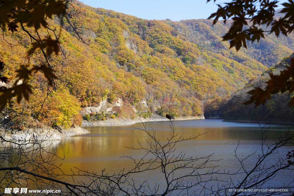 辽宁本溪关山湖的秋天景色