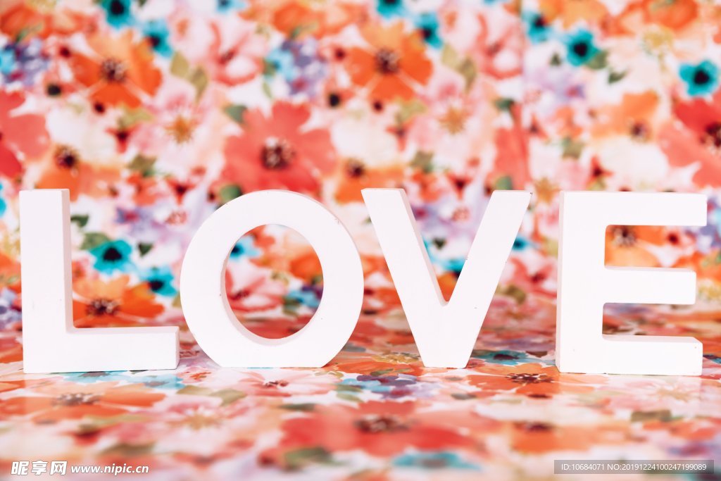 LOVE立体字母花色背景