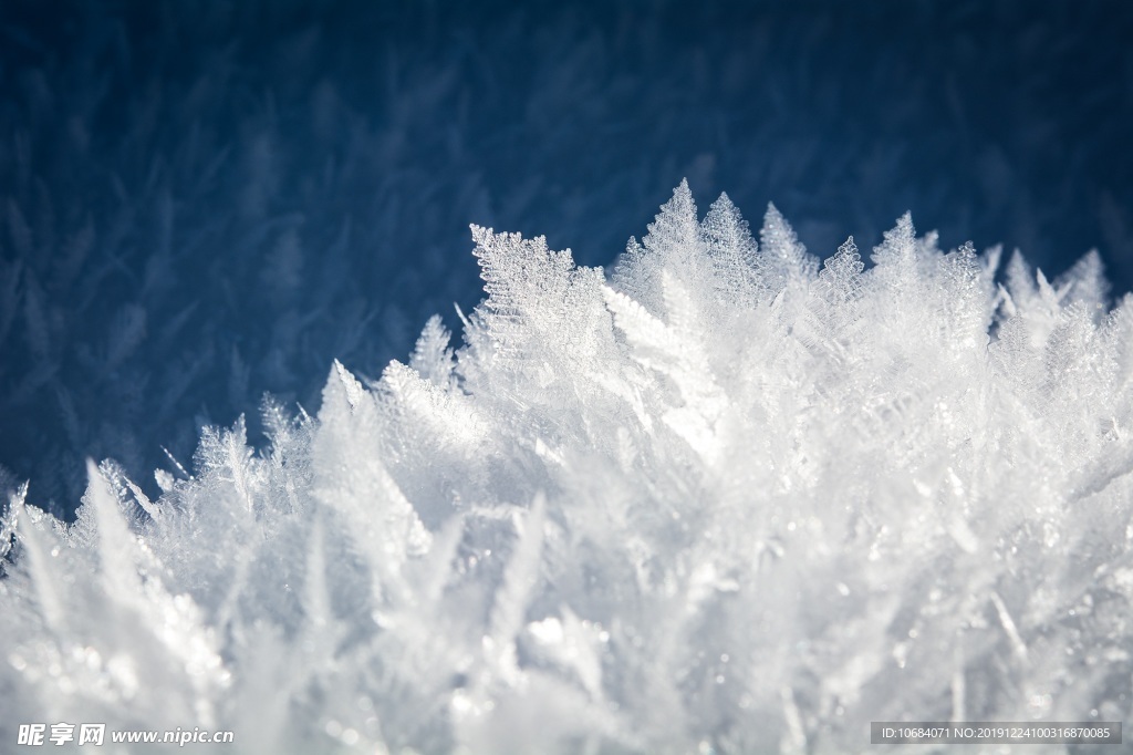 冬季大雪唯美雪花背景图片