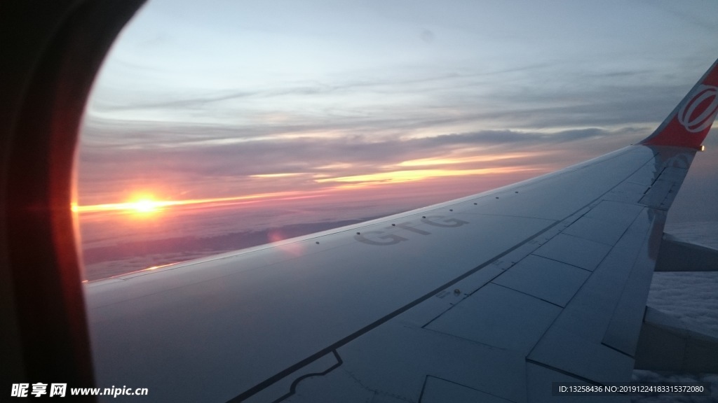 飞机天空飞行夕阳云彩