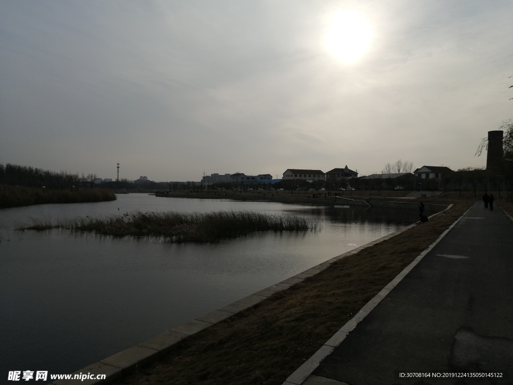 河边落日道路风景图