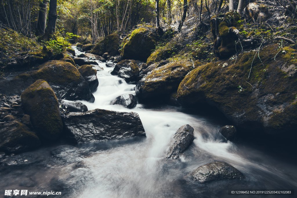 山间溪流美景