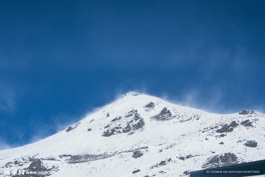 雪山天空山峰风景