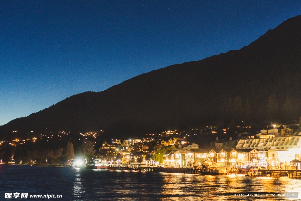 城市夜景灯光山坡风景