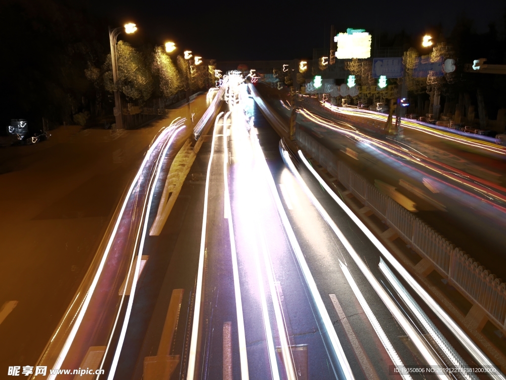 夜晚馬路上的車流燈光