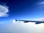 飞机机翼与高空蓝天