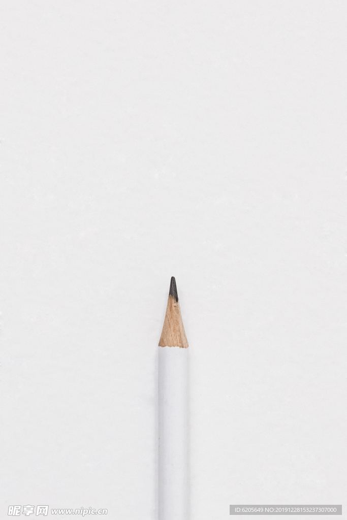 白色背景上的白色铅笔