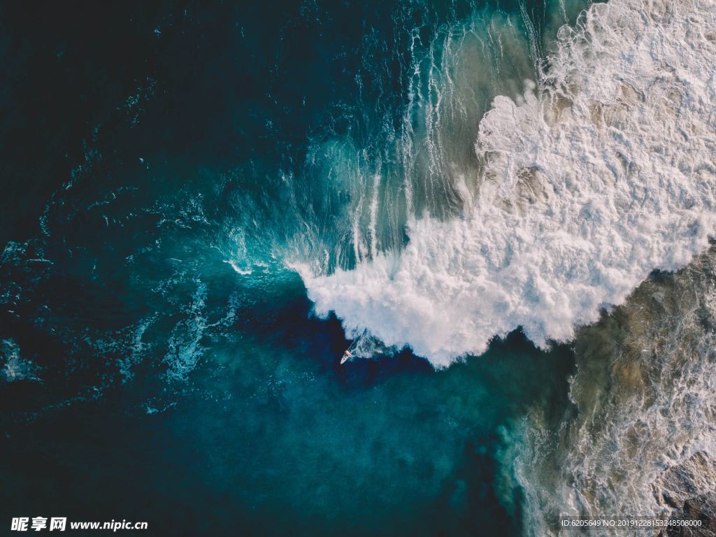 俯拍海浪冲刷的浪花