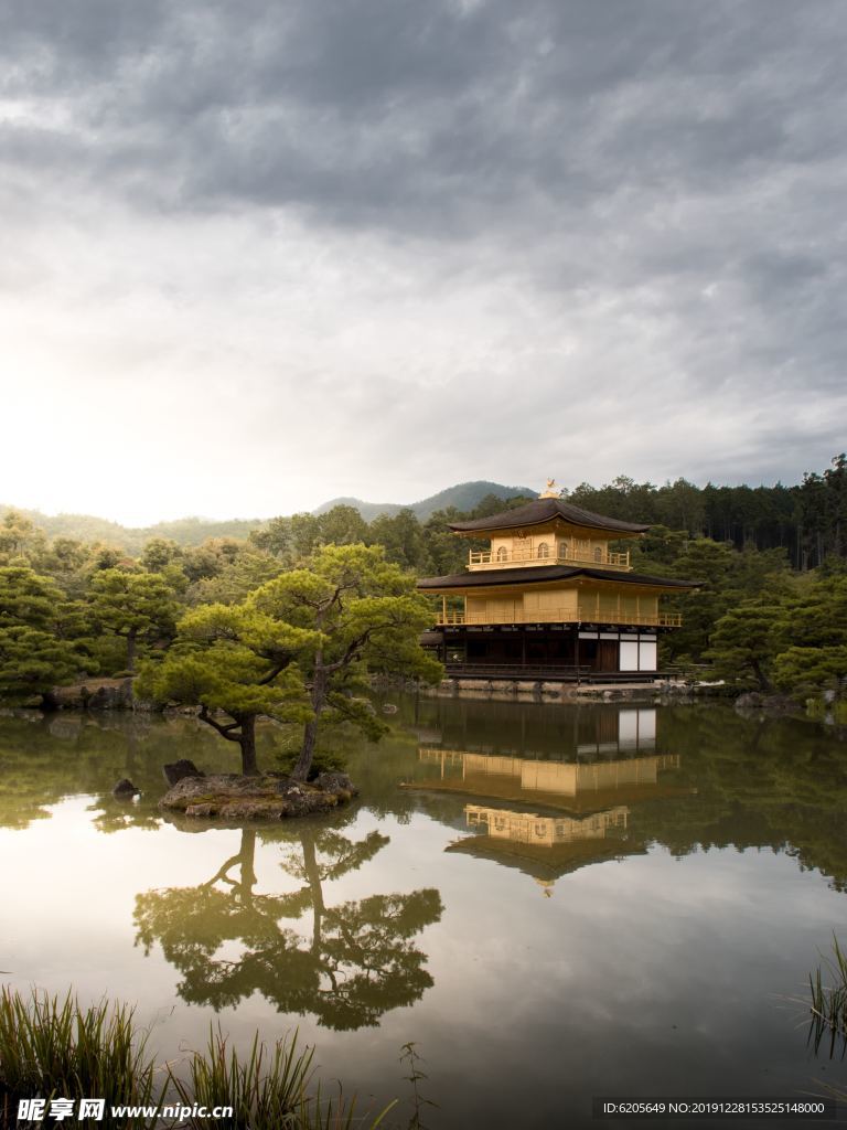 私家公园人工湖上的建筑物