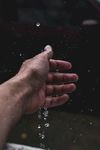一只伸向雨中的手