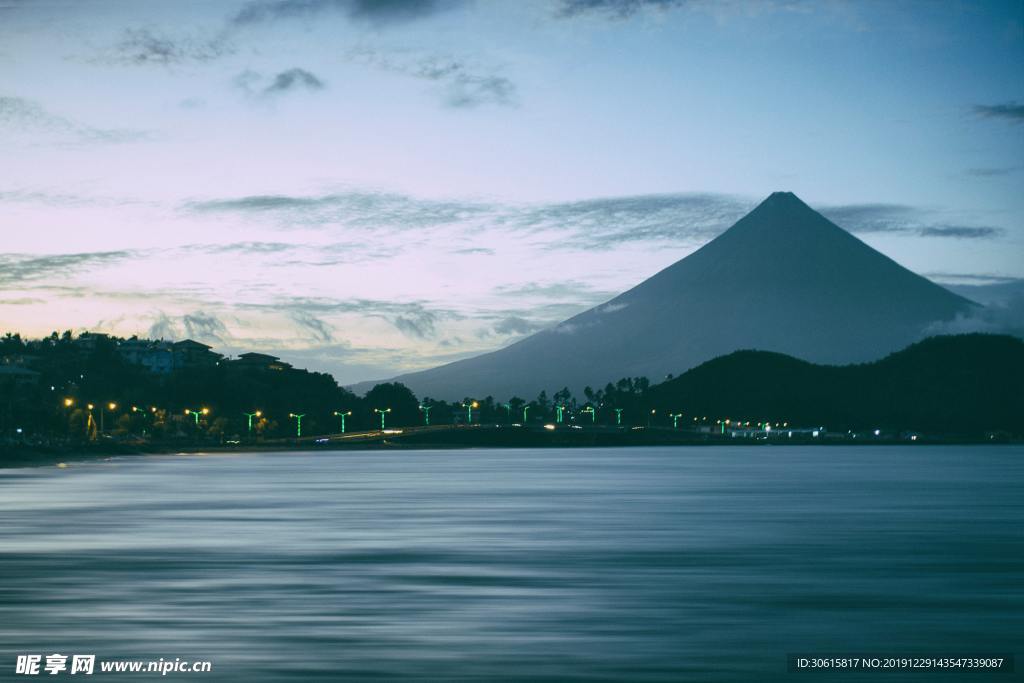 湖景山色