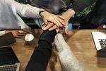 手堆叠在一起团队合作