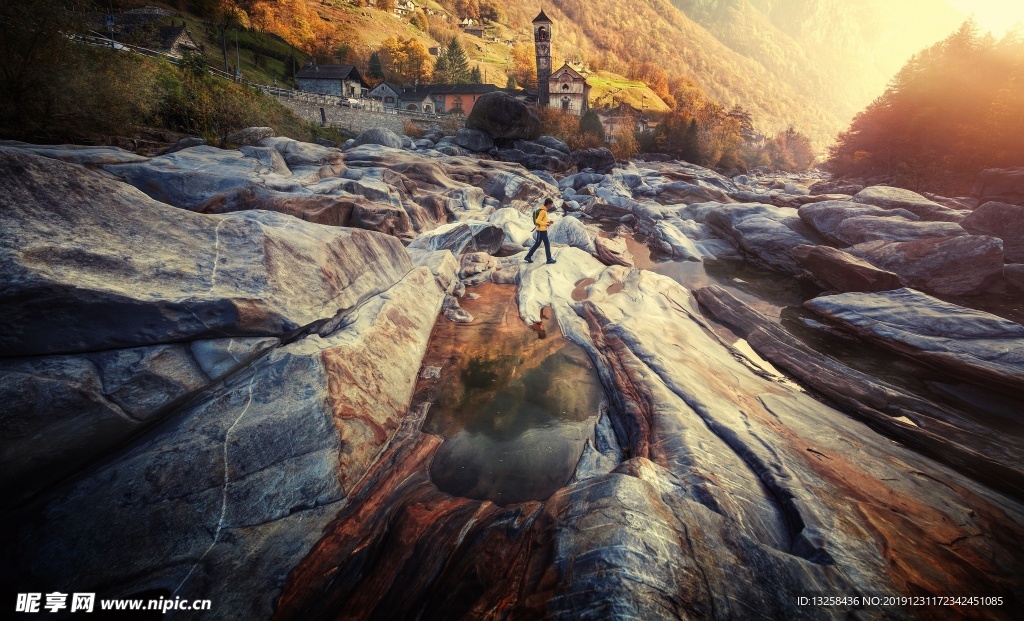群山山谷河道风景