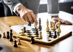 下棋的人的手的特写