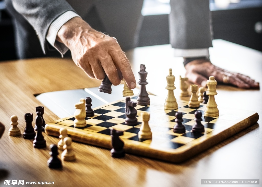下棋的人的手的特写