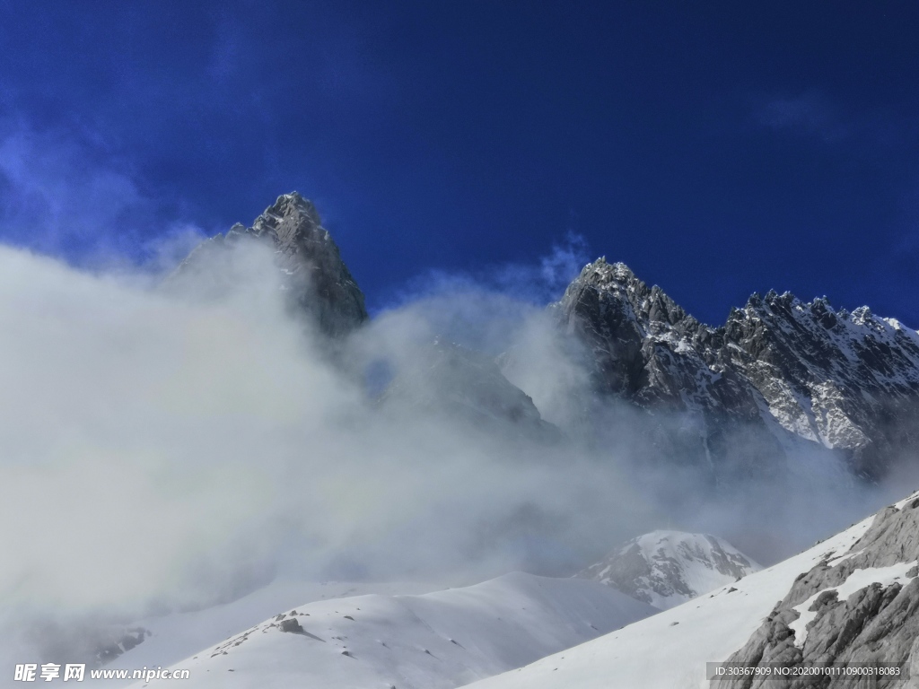 玉龙雪山 山顶雾气