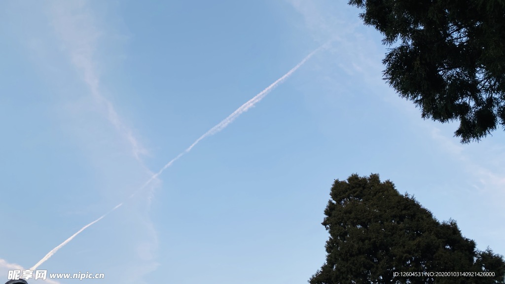 划过天空