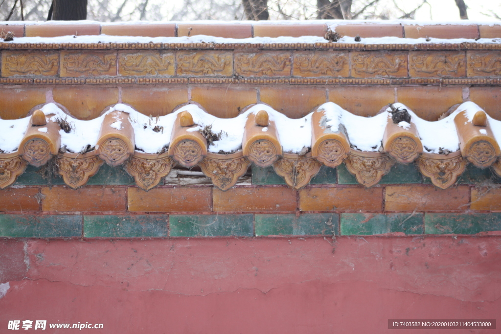 落雪的红墙