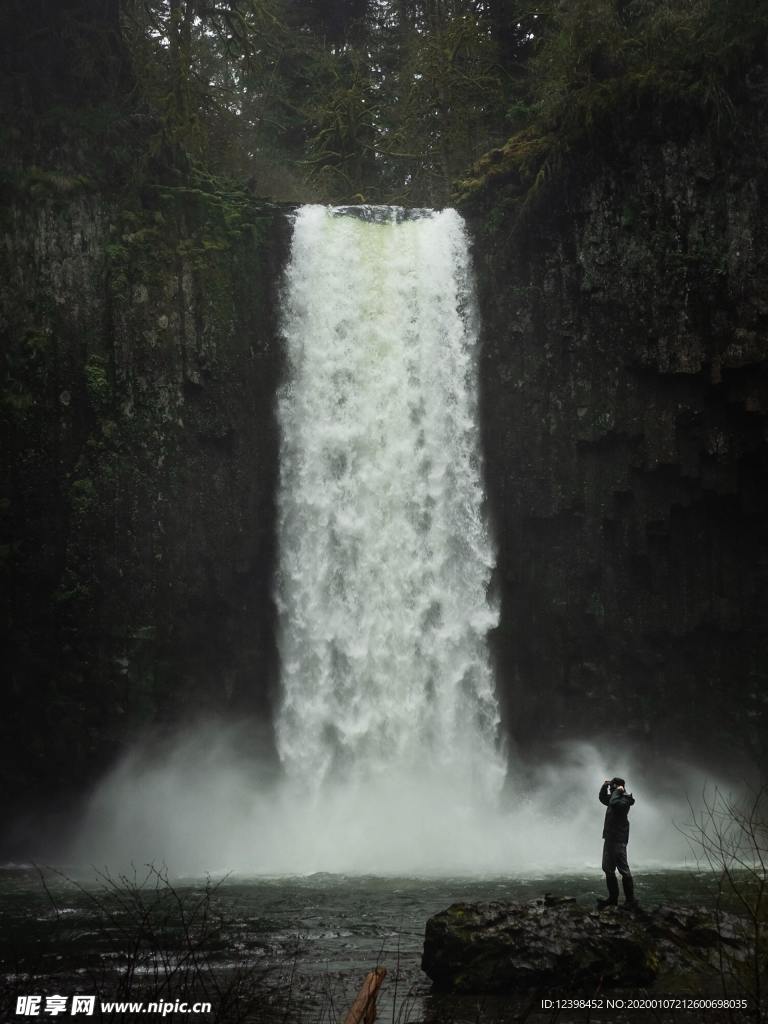 瀑布流水