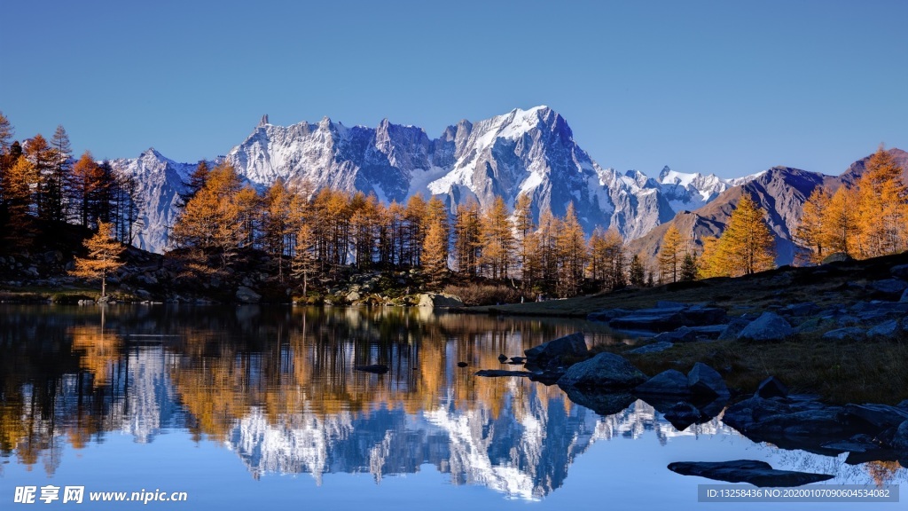 群山湖水天空云彩风景