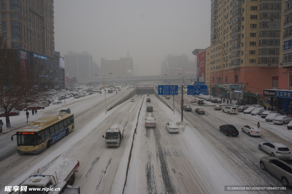 东北雪地道路