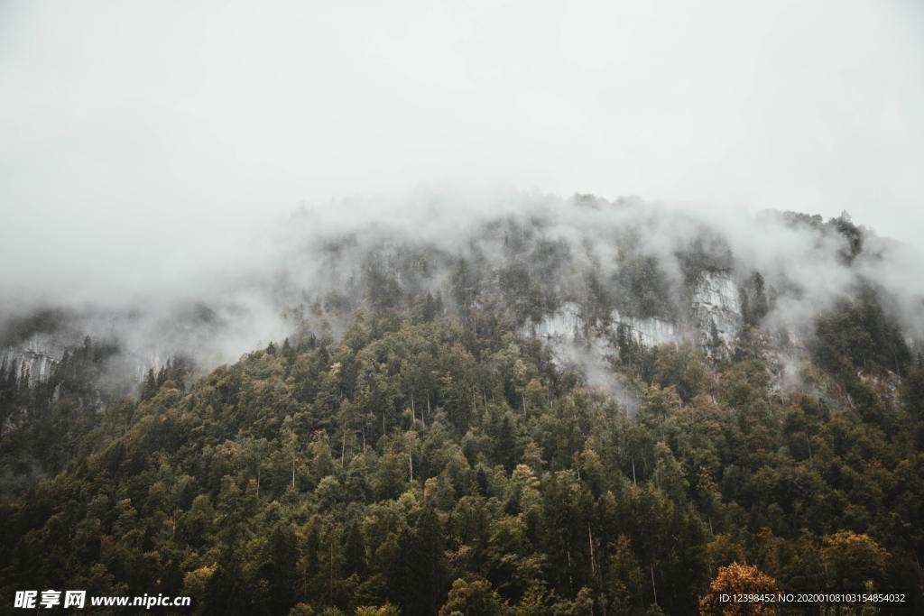 云雾袅绕山峰