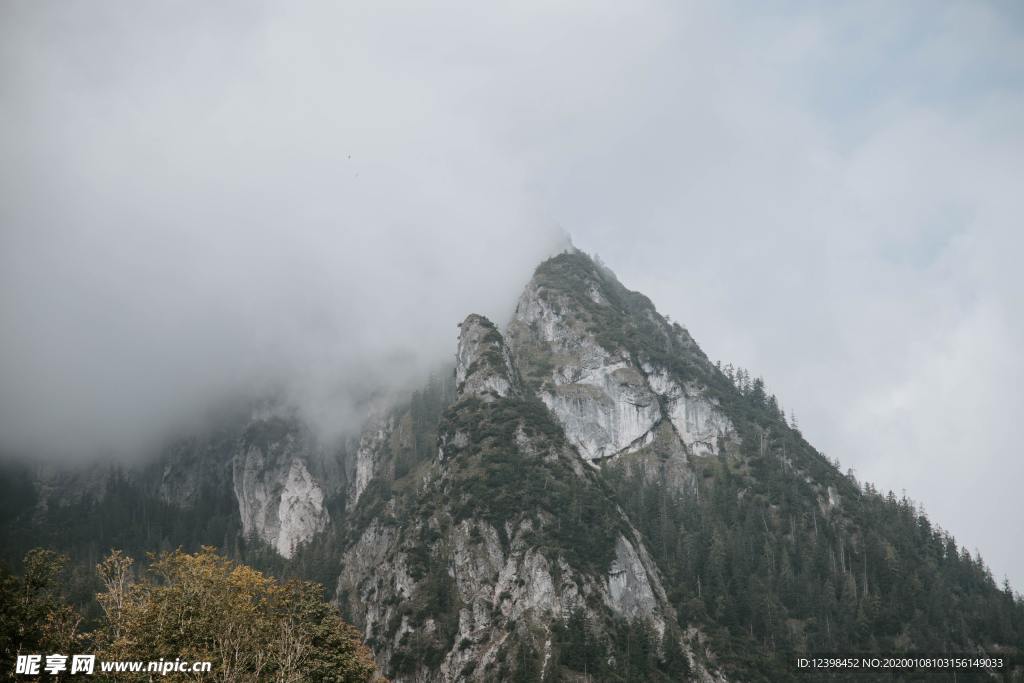 云雾袅绕山峰