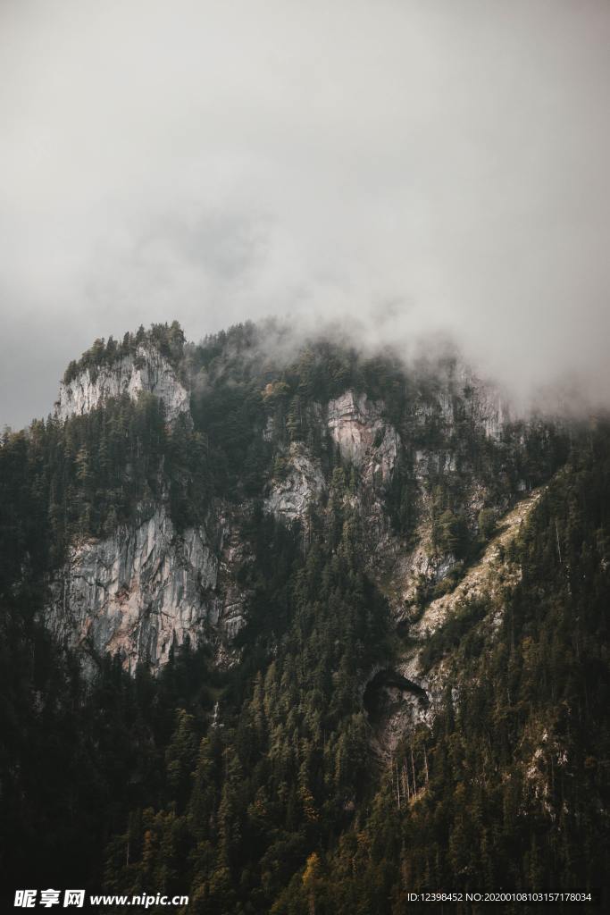 云雾袅绕山峰