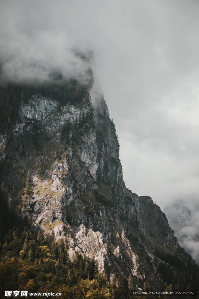 云雾袅绕山峰