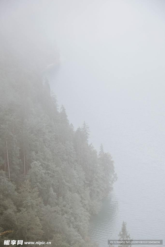 云雾袅绕山峰