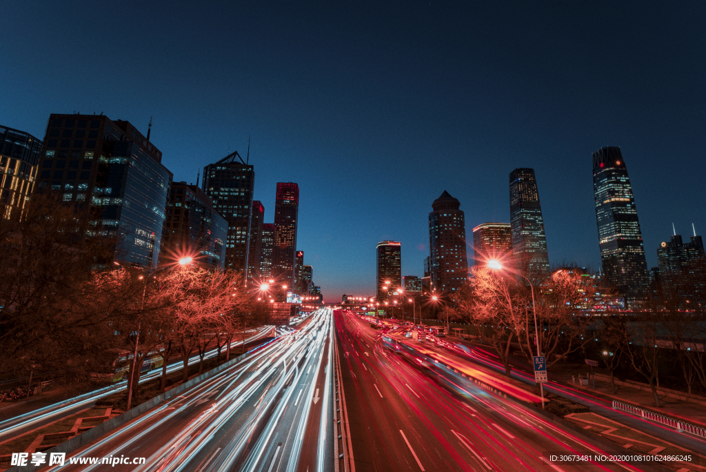 北京CBD流光溢彩的夜景照片