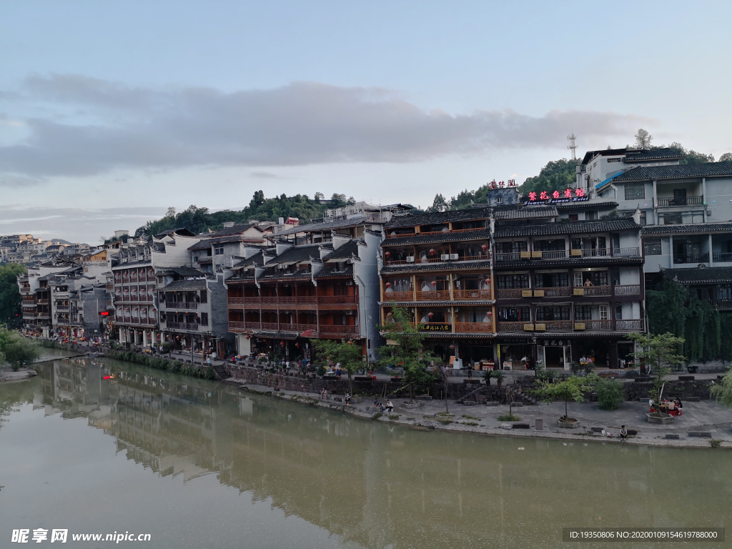 凤凰古城沱江边的建筑