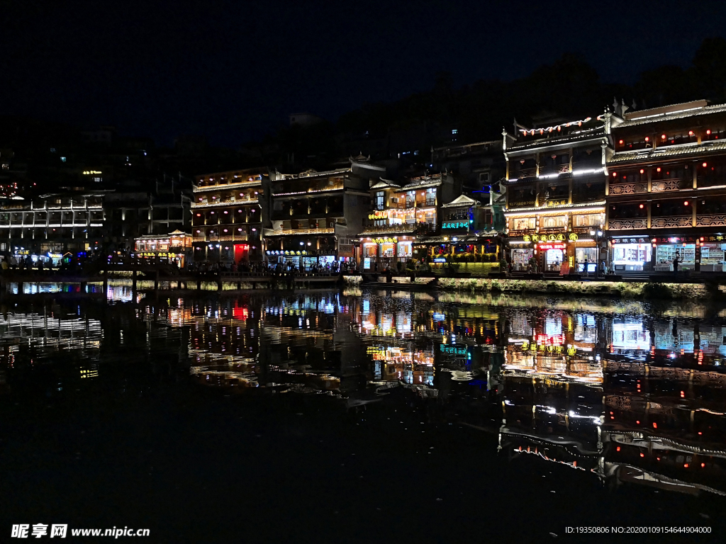 凤凰古城夜景沱江边建筑倒影